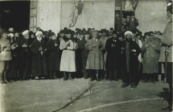 27 Aralık 1919 - Meclis açılışında dua ederken